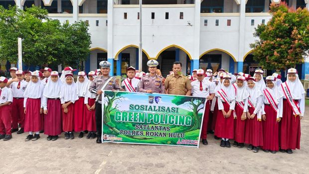 Satlantas Polres Rokan Hulu turun mengedukasi siswa SD tentang Green Policing. Satlantas Polres Rokan Hulu turun mengedukasi siswa SD tentang Green Policing, Senin (27/10/2025).