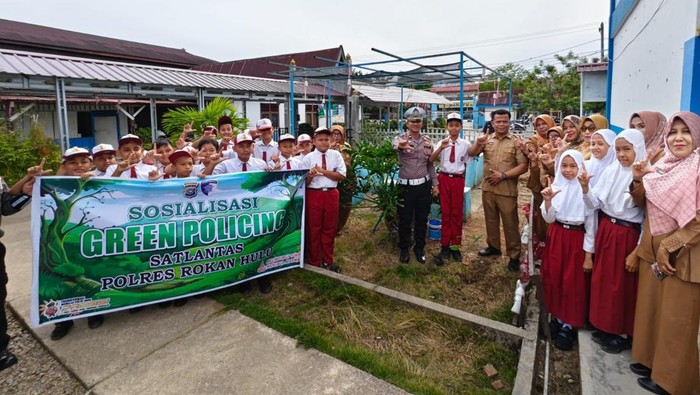 Satlantas Polres Rokan Hulu turun mengedukasi siswa SD tentang Green Policing. Satlantas Polres Rokan Hulu turun mengedukasi siswa SD tentang Green Policing, Senin (27/10/2025).