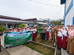 Sosialisasi Green Policing, Polantas Polres Rohul Ajak Siswa SD Tanam Pohon