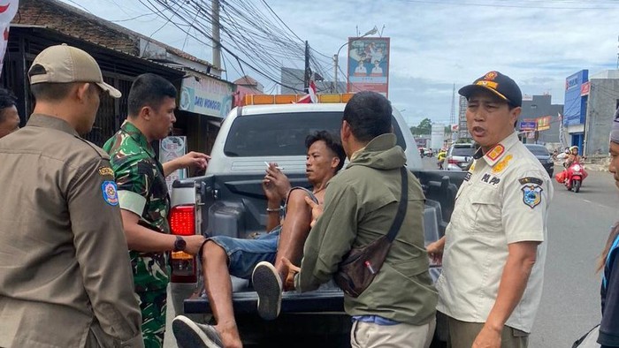 Satpol PP mengamankan satu orang dengan gangguan jiwa (ODGJ) di Kecamatan Karangtanjung, Kabupaten Pandeglang (dok. ist) Satpol PP mengamankan satu orang dengan gangguan jiwa (ODGJ) di Kecamatan Karangtanjung, Kabupaten Pandeglang (dok. ist)