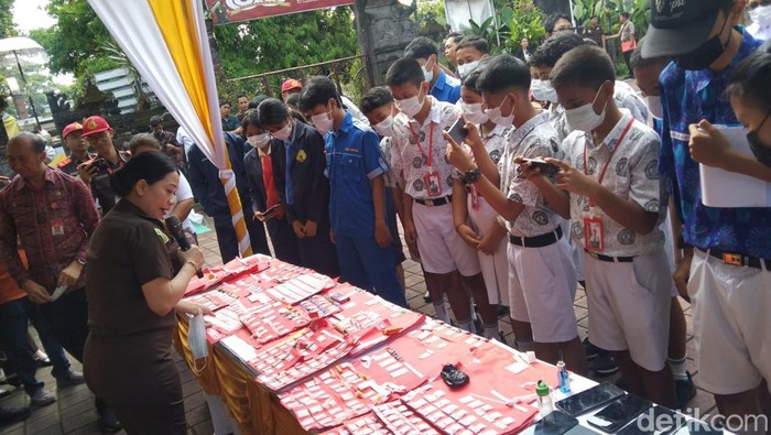 Sejumlah siswa antusias menyaksikan prosesΒ pemusnahan barang bukti narkotika di kantor Kejari Tabanan,Β Rabu (29/10/2025). (Foto:Β Krisna Pradipta/detikBali) Sejumlah siswa antusias menyaksikan prosesΒ pemusnahan barang bukti narkotika di kantor Kejari Tabanan,Β Rabu (29/10/2025). (Foto:Β Krisna Pradipta/detikBali)