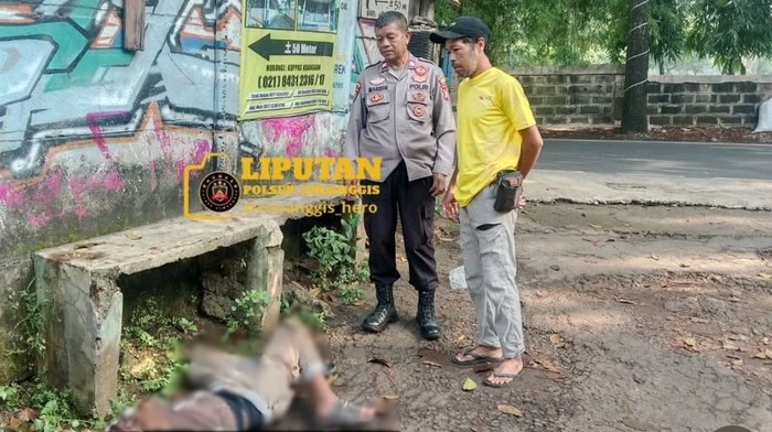 Seorang pria tanpa identitas ditemukan tertidur di pinggir jalan TPU Pondok Ranggon, Depok. Warga sekitar geger dengan penemuan pria tergeletak di jalan itu. (dok Polsek Cimanggis) Seorang pria tanpa identitas ditemukan tertidur di pinggir jalan TPU Pondok Ranggon, Depok. Warga sekitar geger dengan penemuan pria tergeletak di jalan itu. (dok Polsek Cimanggis)
