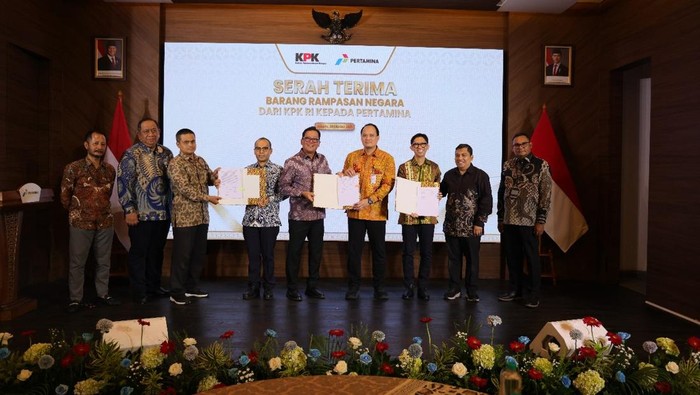 Serah terima dari KPK ke Pertamina (Foto: dok KPK) Serah terima dari KPK ke Pertamina (Foto: dok KPK)