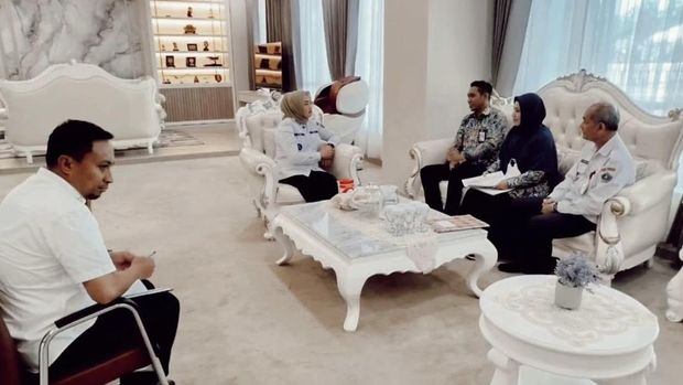 Siska Karina Imran Wali Kota Kendari Siska Karina Imran menerima kunjungan Satuan Kerja (Satker) Pelaksanaan Prasarana Strategis Sulawesi Tenggara (Sultra) Kementerian PUPR di Balai Kota Kendari, Rabu (29/10/2025).