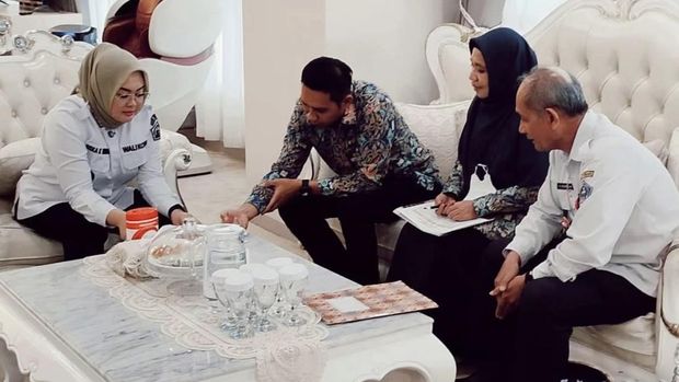 Siska Karina Imran Wali Kota Kendari Siska Karina Imran menerima kunjungan Satuan Kerja (Satker) Pelaksanaan Prasarana Strategis Sulawesi Tenggara (Sultra) Kementerian PUPR di Balai Kota Kendari, Rabu (29/10/2025).