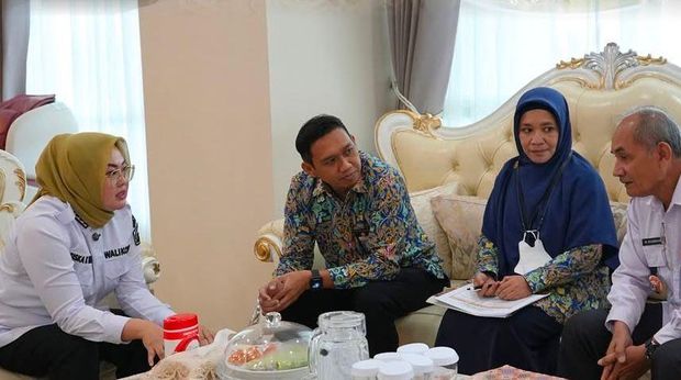Siska Karina Imran Wali Kota Kendari Siska Karina Imran menerima kunjungan Satuan Kerja (Satker) Pelaksanaan Prasarana Strategis Sulawesi Tenggara (Sultra) Kementerian PUPR di Balai Kota Kendari, Rabu (29/10/2025).