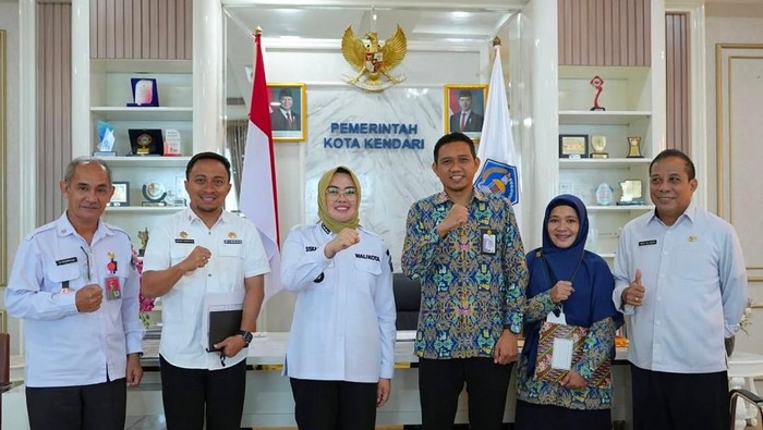 Siska Karina Imran Wali Kota Kendari Siska Karina Imran dan Satuan Kerja (Satker) Pelaksanaan Prasarana Strategis Sulawesi Tenggara (Sultra) Kementerian PUPR di Balai Kota Kendari, Rabu (29/10/2025).