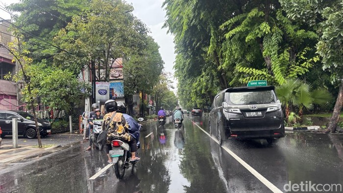Situasi di kawasan Jalan Biliton usai pohon tumbang ditangani petugas Situasi di kawasan Jalan Biliton usai pohon tumbang ditangani petugas
