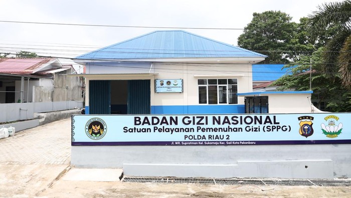 SPPG Polda Riau serap warga lokal sebagai tenaga kerja. Warga mengapresiasi pihak kepolisian.