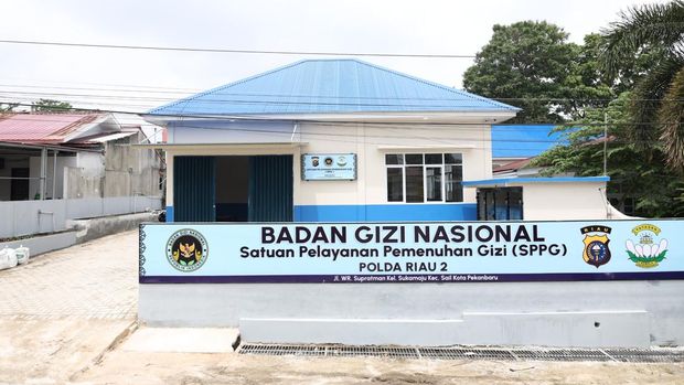 SPPG Polda Riau serap warga lokal sebagai tenaga kerja. SPPG Polda Riau serap warga lokal sebagai tenaga kerja. Warga mengapresiasi pihak kepolisian.