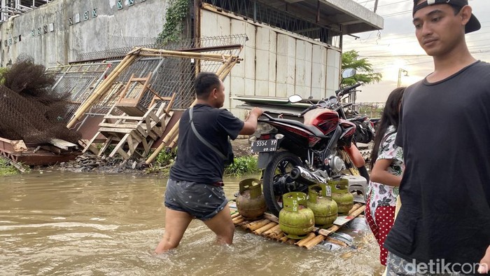 Suasana banjir di Kampung Tambakan, Kelurahan Kaligawe, Kecamatan Gayamsari, Kota Semarang, Rabu (29/10/2025). Suasana banjir di Kampung Tambakan, Kelurahan Kaligawe, Kecamatan Gayamsari, Kota Semarang, Rabu (29/10/2025).