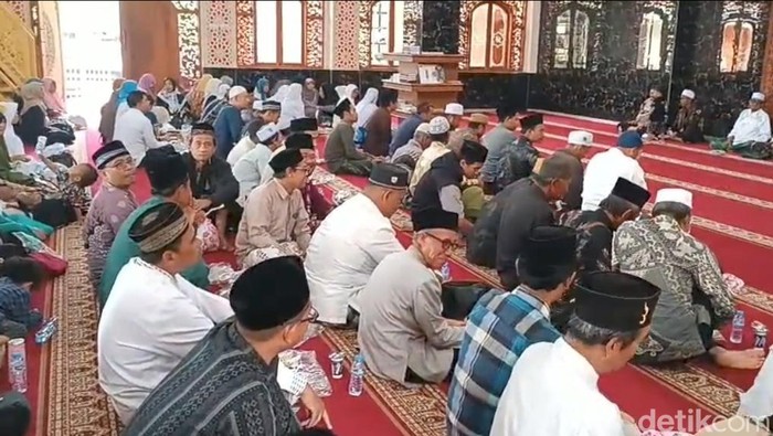 Suasana doa bersama untuk bos pasir Tasikmalaya Endang Juta yang sedang diproses hukum. Suasana doa bersama untuk bos pasir Tasikmalaya Endang Juta yang sedang diproses hukum.