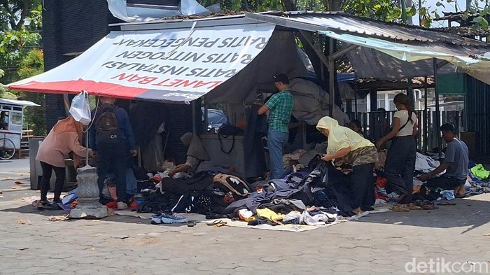 Suasana thrifting atau jual beli pakaian bekas di Pasar Karang Sukun, Kota Mataram, NTB, Rabu (29/10/2025). (Foto: Nathea Citra/detikBali) Suasana thrifting atau jual beli pakaian bekas di Pasar Karang Sukun, Kota Mataram, NTB, Rabu (29/10/2025). (Foto: Nathea Citra/detikBali)