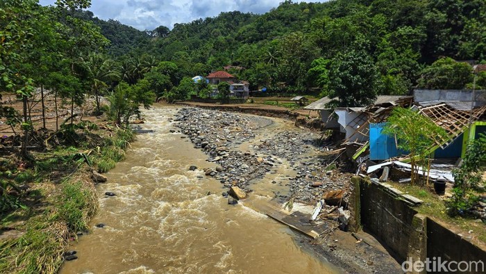 Sungai Cisolok tampak tenang pada Rabu (29/10/2025) setelah sebelumnya mengamuk dan menghantam permukiman warga di Desa Cikahuripan, Kecamatan Cisolok, Kabupaten Sukabumi. Sungai Cisolok tampak tenang pada Rabu (29/10/2025) setelah sebelumnya mengamuk dan menghantam permukiman warga di Desa Cikahuripan, Kecamatan Cisolok, Kabupaten Sukabumi.