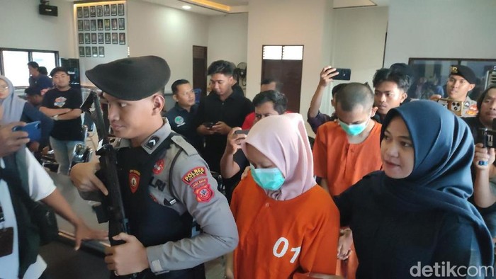 Tampang sejoli di Ciamis buang bayi perempuan hasil hubungan di luar nikah di depan musala saat press rilis di Polres Ciamis. Tampang sejoli di Ciamis buang bayi perempuan hasil hubungan di luar nikah di depan musala saat press rilis di Polres Ciamis.