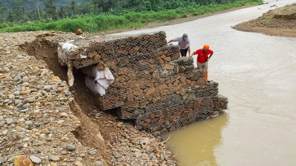Baru Dibangun Tanggul Sungai Trenggalek Ambrol Dihantam Banjir