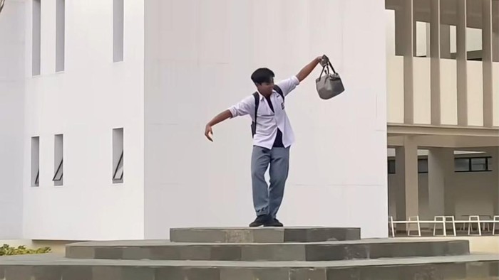 Tarian Dayak Dayang Bintang lagi menarik perhatian anak muda sampai viral di media sosial. Penggalan tarian itu banyak ditarikan muda-mudi pencinta seni tari hingga menjadi tren masa kini.