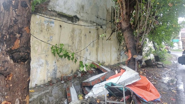 Tembok yang ambruk menimpa tukang parkir di Surabaya hingga meninggal Tembok yang ambruk menimpa tukang parkir di Surabaya hingga meninggal