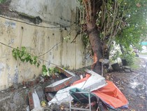 Tukang Parkir di Surabaya Meninggal Usai Tertimpa Tembok Ambruk