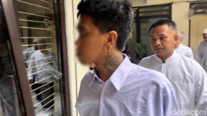 Terdakwa YFS saat akan menjalani sidang tuntutan di PN Mojokerto atas kasus pelecehan seksual terhadap siswi SMP yang dia pacari.