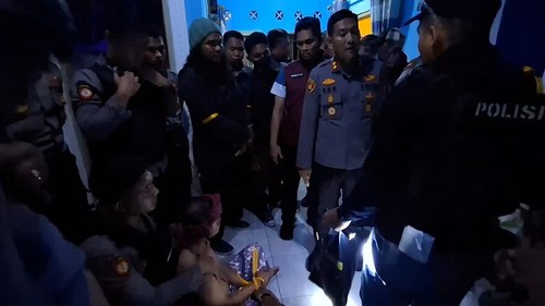 Tim gabungan Satresnarkoba Polres Lombok Tengah dan Ditresnarkoba Polda NTB menggerebek kampung narkoba di Desa Lekor, Kecamatan Janapria, Rabu (29/10/2025). (Foto: Dok, Polres Lombok Tengah)