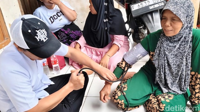 Tim medis memeriksa kesehatan penyintas banjir bandang Kabupaten Sukabumi Tim medis memeriksa kesehatan penyintas banjir bandang Kabupaten Sukabumi