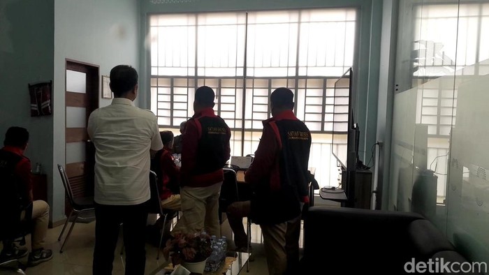 Tim Penyidik Tindak Pidana Khusus Kejati Sumut melakukan penggeledahan di Kantor Kesyahbandaran dan Otoritas Pelabuhan Utama (KSOP) Belawan. (Nizar Aldi/detikSumut)