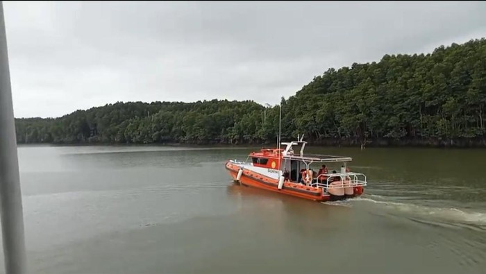 Tim SAR mencari 8 orang yang hilang kapal tenggelam yang mengangkut batu bara 60 ton Tim SAR mencari 8 orang yang hilang kapal tenggelam yang mengangkut batu bara 60 ton di Kukar.