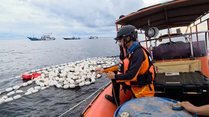 Tim SAR saat melakukan pengecekan jaring tangkap ikan nelayan yang berada di permukaan di titik kapal tenggelam.
