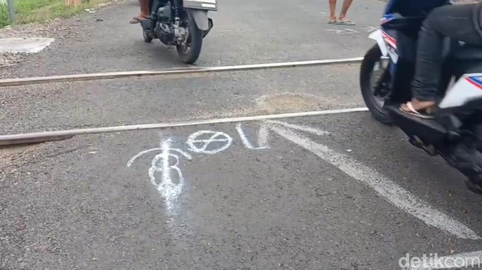 TKP kecelakaan di perlintasan rel Pasuruan TKP kecelakaan di perlintasan rel Pasuruan