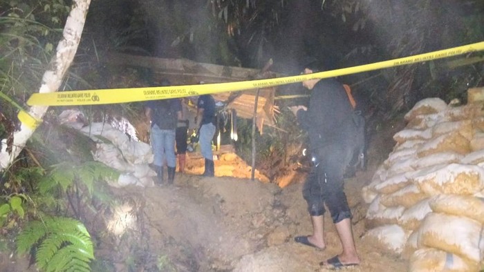 TKP penambang emas ilegal tewas tertimbun longsor kini digaris polisi. TKP penambang emas ilegal tewas tertimbun longsor kini digaris polisi.
