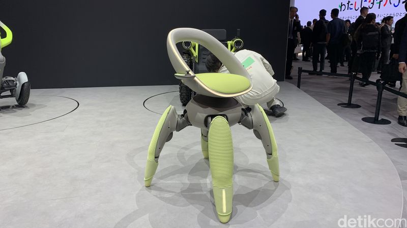 Toyota Walk Me Perangkat mobilitas Toyota Walk Me di Japan Mobility Show 2025