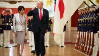 Momen Trump Bingung Saat Seremoni Penyambutan di Jepang Momen Trump Bingung Saat Seremoni Penyambutan di Jepang