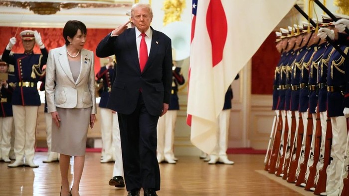 Trump dan PM Jepang Sanae Takaichi saat seremoni penyambutan kenegaraan di Tokyo President Donald Trump, center, reviews an honour guard, escorted by Japanβs Prime Minister Sanae Takaichi on his arrival at Akasaka Palace in Tokyo, Japan, Tuesday, Oct. 28, 2025. (AP Photo/Mark Schiefelbein)