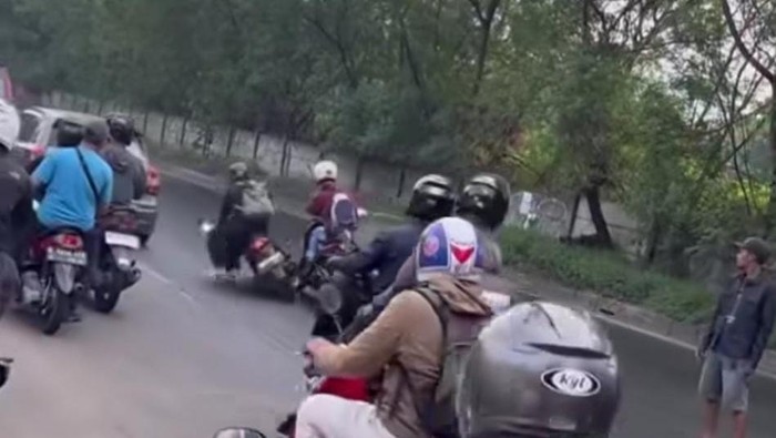 Video viral menunjukkan pemotor terjatuh di Jalan Cacing, Jaktim, akibat tumpahan minyak dari truk terguling. (screenshot video viral) Video viral menunjukkan pemotor terjatuh di Jalan Cacing, Jaktim, akibat tumpahan minyak dari truk terguling. (screenshot video viral)