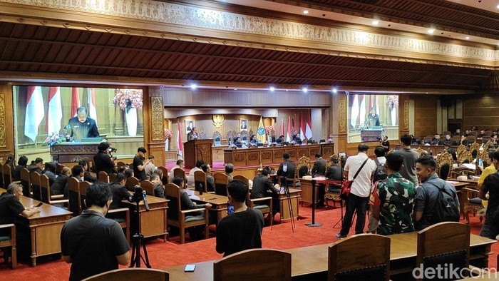 Wakil Ketua Bapemperda DPRD Badung, I Made Retha saat memaparkan rancangan Perda Fasilitasi Pelindungan Kekayaan Intelektual pada rapat paripurna di DPRD Badung, Rabu (29/10/2025). (Foto: Agus Eka/detikBali)