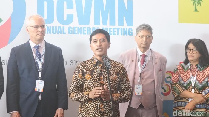 Wakil Menteri Kesehatan Dante Saksono Harbuwono menyampaikan keterangan di kegiatan 26th Developing Countries Vaccine Manufacturers Network (DCVMN) Annual General Meeting (AGM) di Denpasar, Bali, Rabu (29/10/2025). Wakil Menteri Kesehatan Dante Saksono Harbuwono menyampaikan keterangan di kegiatan 26th Developing Countries Vaccine Manufacturers Network (DCVMN) Annual General Meeting (AGM) di Denpasar, Bali, Rabu (29/10/2025).