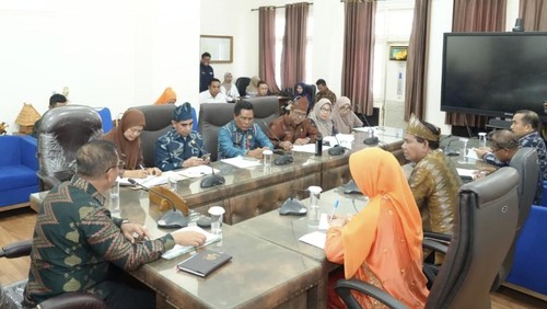Wali Kota Bima, A Rahman, memimpin rapat koordinasi Satgas MBG di Aula Parenta, Kantor Pemkot Bima, Selasa (28/10/2025). (Foto: Dok. Pemkot Bima)