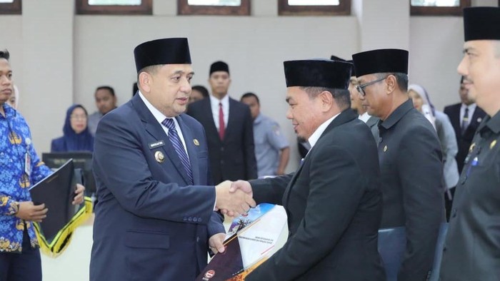 Wali Kota Makassar Munafri Arifuddin melantik 8 pejabatan eselon III dan IV. Wali Kota Makassar Munafri Arifuddin melantik 8 pejabatan eselon III dan IV.