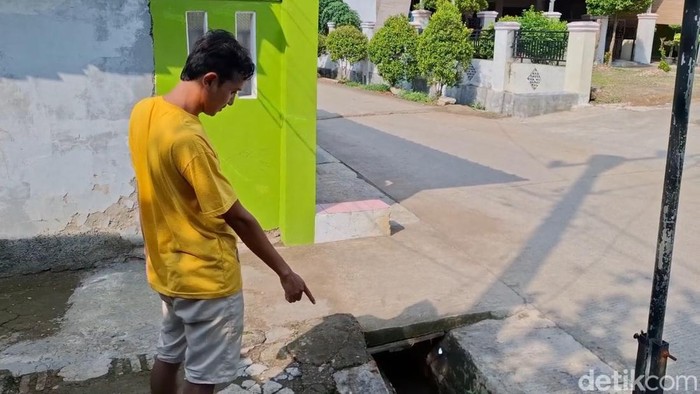 Warga menunjukkan area tempat awan hitam misterius di Subang. Warga menunjukkan area tempat awan hitam misterius di Subang.