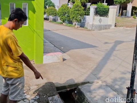 Warga menunjukkan area tempat 'awan' hitam misterius di Subang.