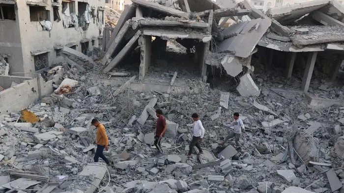 Warga Palestina memeriksa puing-puing di lokasi serangan terbaru Israel yang menghantam sebuah rumah di Kota Gaza, kota terbesar di Jalur Gaza Palestinians inspect the site of an overnight Israeli strike on a house, in Gaza City, October 29, 2025. (Reuters)