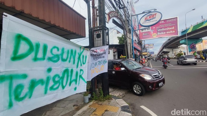 Warga Protes Rekayasa Lalin Sejumlah spanduk protes dipasang warga atas kebijakan pengaturan lampu APILL di simpang tiga fly over Janti, Caturtunggal, Depok, Sleman, Rabu (29/10/2025)