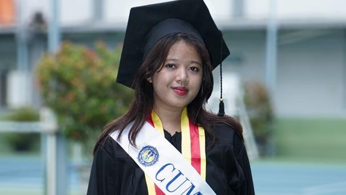 Wisudawan Terbaik UNY, Dhiva Angger Sakhena Wisudawan Terbaik UNY, Dhiva Angger Sakhena bagikan kisah dari awal perjalanan kuliah hingga lulus dengan membanggakan.