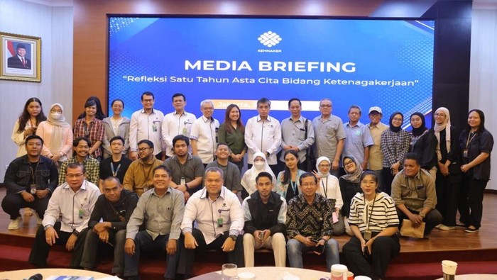 Yassierli Paparkan Capaian dan Arah Kebijakan Kemnaker Selama Setahun Yassierli Paparkan Capaian dan Arah Kebijakan Kemnaker Selama Setahun
