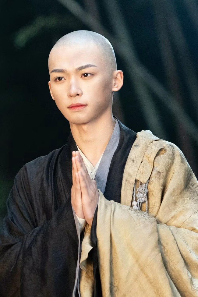 Sejak tahun 2024, Zi Yu mengalami kesulitan finansial karena harus membayar denda 600 ribu yuan dari pemutusan kontrak boy band Guanghe Shaonian. Ia akhirnya mulai bekerja paruh waktu. Beruntung tahun ini, Zi Yu semakin banyak tawaran akting dan viral karena penampilannya sebagai biksu. Foto: dok. Instagram @ziyu20020706