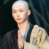 Sejak tahun 2024, Zi Yu mengalami kesulitan finansial karena harus membayar denda 600 ribu yuan dari pemutusan kontrak boy band Guanghe Shaonian. Ia akhirnya mulai bekerja paruh waktu. Beruntung tahun ini, Zi Yu semakin banyak tawaran akting dan viral karena penampilannya sebagai biksu. Foto: dok. Instagram @ziyu20020706