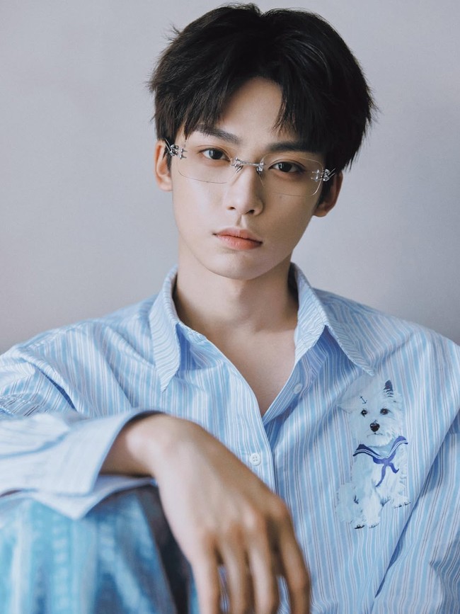 Dikenal sebagai personel boy band Guanghe Shaonian, Zi Yu juga berkesempatan menjajal dunia akting pada tahun 2022. Namun, ia justru menjadi korban bullying yang dilakukan personelnya dan hengkang dari grup. Foto: dok. Instagram @ziyu20020706