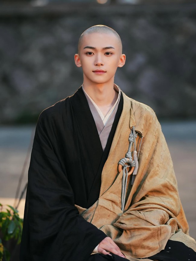 Transformasi Zi Yu akhirnya mengundang perhatian netizen Korea. Tak sedikit yang menyebut penampilan baru Zi Yu dengan kepala botak justru membuatnya lebih tampan menawan. Foto: dok. Instagram @ziyu20020706