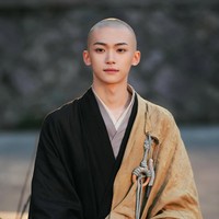 Transformasi Zi Yu akhirnya mengundang perhatian netizen Korea. Tak sedikit yang menyebut penampilan baru Zi Yu dengan kepala botak justru membuatnya lebih tampan menawan. Foto: dok. Instagram @ziyu20020706